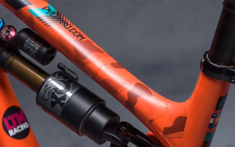 Dyedbro Frame Protectie Kit Camo - Zwart Glans 4 Dyedbro Frame Protectie Kit Camo - Zwart Glans - Afbeelding 3