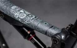 Dyedbro Beschermingsset Voor Montuur - Día De Muertos - Wit Matte -Sram Hope Winkel 03 DBF11148