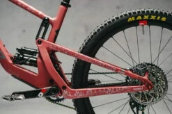Dyedbro Montuurbeschermingskit - EWS Bergen - Wit Mat -Sram Hope Winkel 93D055ED C5C4 4460 852F 51DB6F7A7182 1024x1024 2x