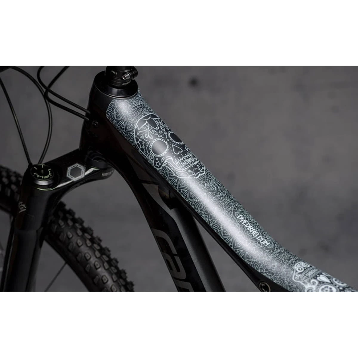 Dyedbro Montuurbeschermingskit - Día De Muertos - Wit Glans 4 Dyedbro Montuurbeschermingskit - Día De Muertos - Wit Glans - Afbeelding 2